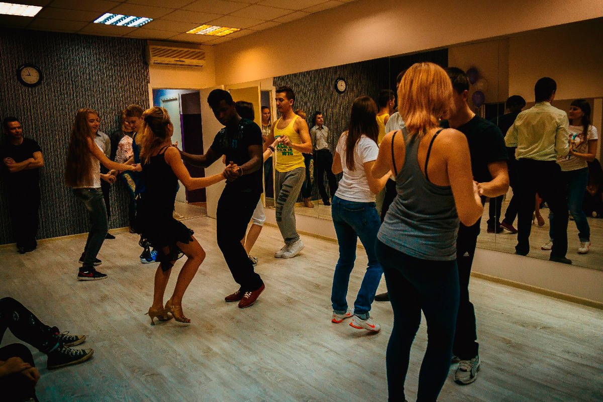 Зал танец школа. Trix Family школа танцев Москва. Танцы в зале. Танцевальный зал с людьми. Зал для танцев с людьми.