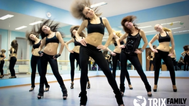 Go go танцы москва. зиверт танцовщица гоу гоу. школа танцев гоу гоу в москве. гоу гоу танец для взрослых. Zivert танцовщица в ночном клубе.